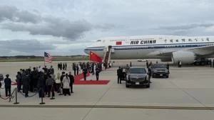 Xi greeted by Trump, military flyover